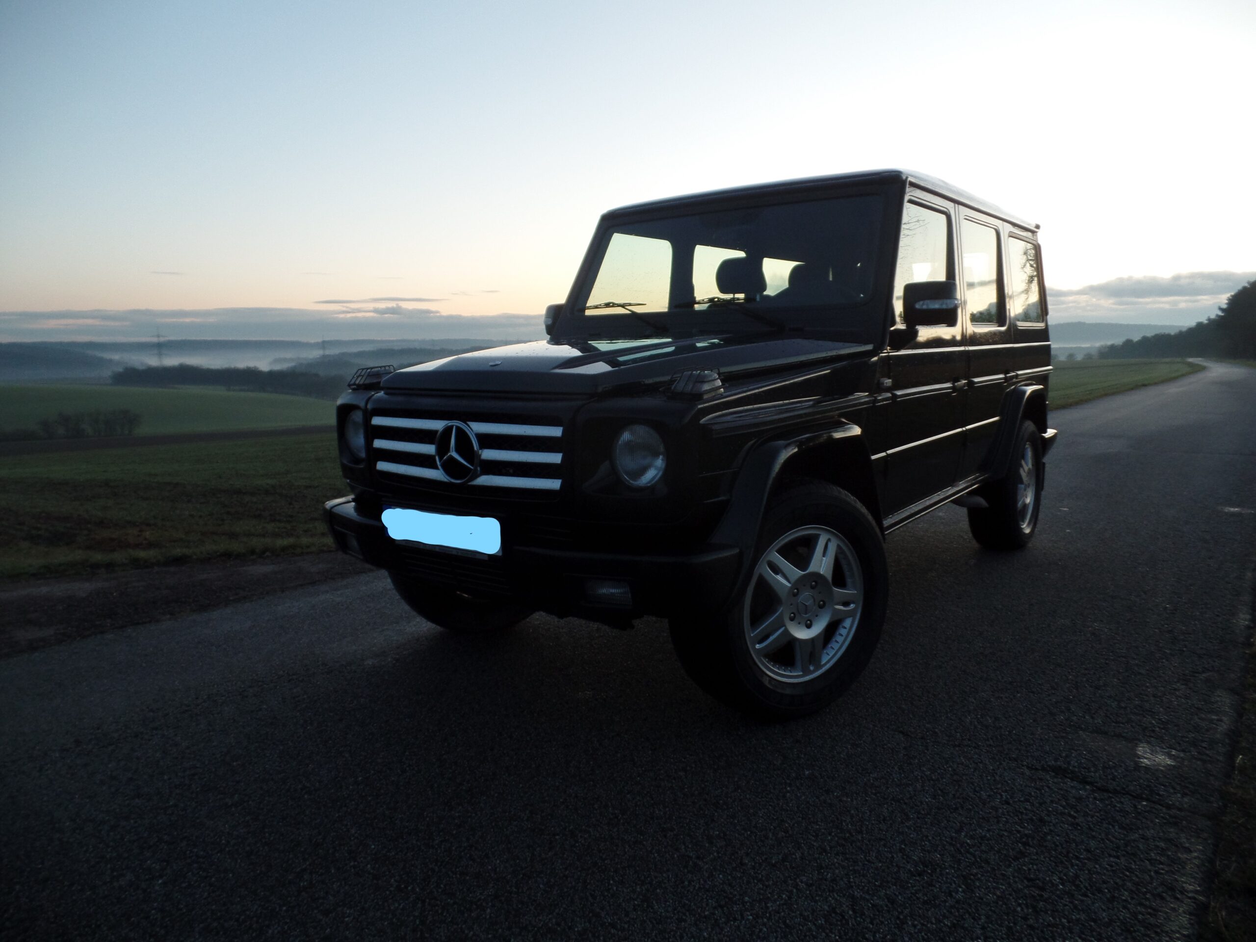 Instandgesetzter Mercedes G-Modell bei Sonnenaufgang