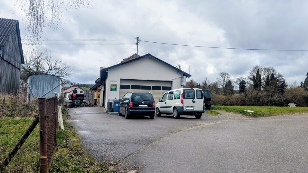 Werkstattgebäude von Thomas Lux mit DEKRA-Schild in der Hauptstraße 2c in Buchen-Bödigheim